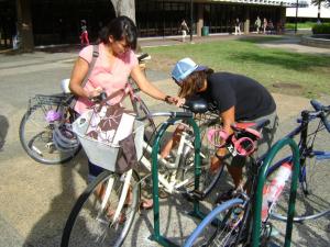 A Cycle Manoa volunteer teaches proper bike-locking technique at the last BikeUHM event.