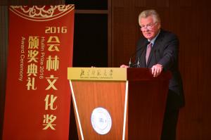 Roger Ames accepts the Huilin Culture Award in Beijing on February 27, 2016.