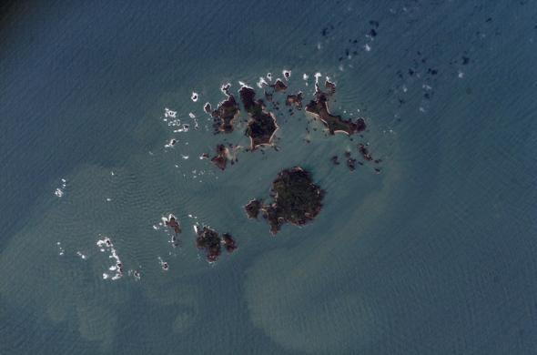 <p><strong>Fig. 2.13.</strong> (<strong>A</strong>) Waves around the Isles of Scilly show patterns of refraction and diffraction.</p>
