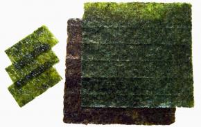 <p><strong>Fig. 2.32.</strong>&nbsp;(<strong>C</strong>) The red macroalga <em>Porphyra</em> sp. is dried in sheets and eaten as <em>nori</em> in Japan (shown above) and <em>laver</em> in Wales.</p>
