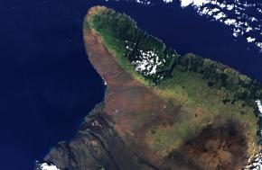 <p><strong>Fig. 3.5.</strong> (<strong>B</strong>) Orographic clouds form over the east facing, or windward, side of the Kohala mountain on the island of Hawaiʻi, leaving the west facing leeward side of the mountain in a rain shadow.</p>
