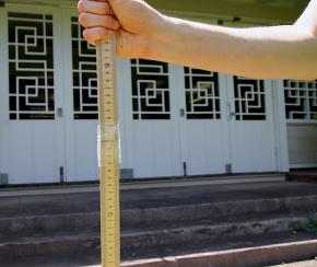 <p><strong>Fig. 5.13.</strong> Attach two one-meter sticks together to make one two-meter high transit pole.</p>
